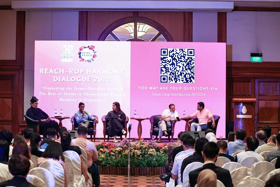 MENJAGA KEHARMONIAN: (Dari kiri) Sami Tao, Encik Chung Kwang Tong (Wei Yi); Pengarah Eksekutif Penasihat Geostrategi SJK, Dr Shashi Jayakumar; Anggota Parlimen GRC Ang Mo Kio, Cik Nadia Ahmad Samdin; Menteri Negara Kanan (Perhubungan dan Penerangan merangkap Pembangunan Negara), Encik Tan Kiat How; serta Pengasas dan Presiden Roses of Peace, Encik Mohamed Irshad Abbas Ali, semasa sesi dialog REACH-ROP. 