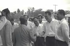 HUBUNGAN MASYARAKAT: Encik Othman (kanan) menemani Perdana Menteri Pengasas Lee Kuan Yew melawat beberapa kawasan yang terjejas dek ketegangan menyusuli rusuhan kaum pada 1964 untuk bertemu dengan pemimpin masyarakat. - Foto-foto fail BERITA HARIAN, THE STRAITS TIMES