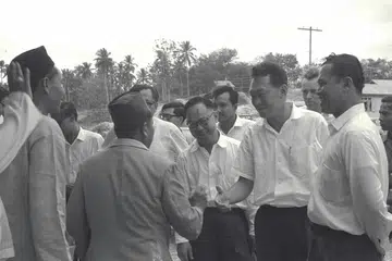 HUBUNGAN MASYARAKAT: Encik Othman (kanan) menemani Perdana Menteri Pengasas Lee Kuan Yew melawat beberapa kawasan yang terjejas dek ketegangan menyusuli rusuhan kaum pada 1964 untuk bertemu dengan pemimpin masyarakat. - Foto-foto fail BERITA HARIAN, THE STRAITS TIMES