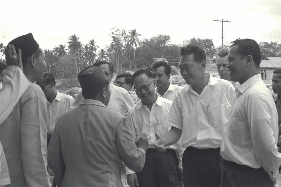 HUBUNGAN MASYARAKAT: Encik Othman (kanan) menemani Perdana Menteri Pengasas Lee Kuan Yew melawat beberapa kawasan yang terjejas dek ketegangan menyusuli rusuhan kaum pada 1964 untuk bertemu dengan pemimpin masyarakat. - Foto-foto fail BERITA HARIAN, THE STRAITS TIMES