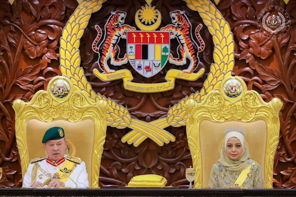 Yang di-Pertuan Agong Malaysia, Sultan Ibrahim, menyampaikan ucapan perasmian pada Istiadat Pembukaan Penggal Ketiga Majlis Parlimen Malaysia Ke-15 di Dewan Rakyat, di Bangunan Parlimen Malaysia, Kuala Lumpur, pada 26 Februari. Turut bersama beliau ialah  Raja Permaisuri Agong, Raja Zarith Sofiah.