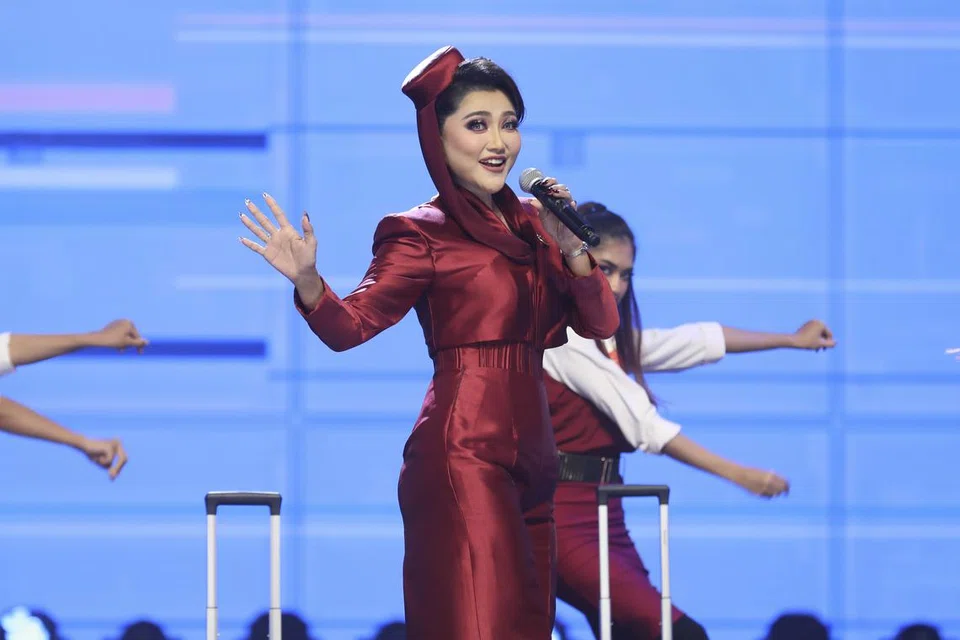 Arrora Salwa (tengah) membawa lagu asal Adira Suhaimi, ‘Ilusi’, yang dirasakan juri tetap, Datuk Syafinaz Selamat, sebagai tidak sesuai untuknya.