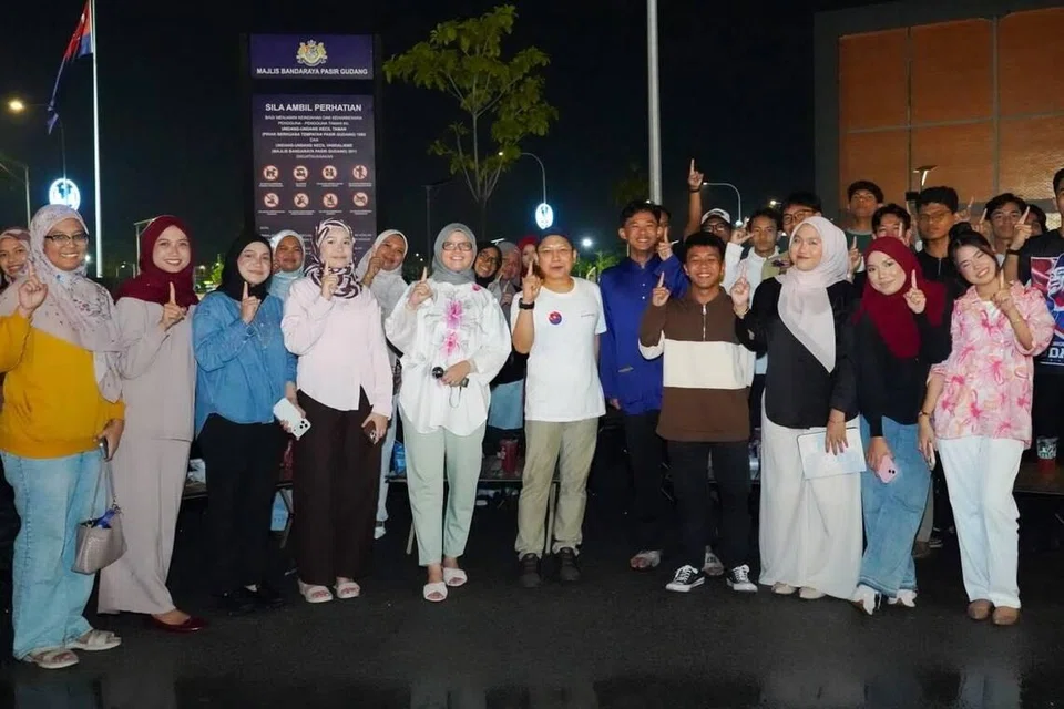 Ketua Pemuda Umno Johor, Encik Noor Azleen Ambros (tengah), bersama kumpulan anak muda selepas  program Lepak Santai Ngopi Gen Z di Tunku Mahkota Ismail Youth Centre (TMIYC) Pasir Gudang pada 8 Julai.