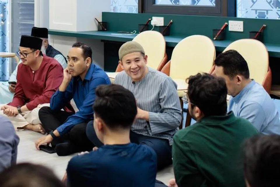 Anggota Parlimen (AP) GRC Chua Chu Kang, Encik Zhulkarnain Abdul Rahim (tiga dari kiri), dan mantan Setiausaha Parlimen Kanan (Ehwal Dalam Negeri merangkap Kesihatan), Encik Amrin Amin (empat dari kiri), semasa sesi buka puasa bersama sekitar 50 siswa undang-undang dan beberapa karyawan guaman.