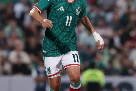 Pada usia 17 tahun, Gilberto Mora menjadi antara pemain termuda dalam sejarah Piala Dunia moden dan sudah tampil dalam kemenangan pembukaan 2-0 Mexico ke atas Afrika Selatan. Walaupun merupakan pemain termuda dalam Piala Dunia kali ini, beliau tidak kelihatan janggal dalam kalangan pemain yang lebih berpengalaman. Bermain di hadapan puluhan ribu penyokong tuan rumah, Mora menunjukkan ketenangan luar biasa, tanda jelas seorang pemain yang matang, berbakat besar dan tidak gentar dengan tekanan.
