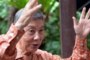 LETAK JANGKAAN TINGGI: Dr Tan Eng Liang berkata Chef De Mission (CDM) bertanggungjawab terhadap Team Singapore, ketika mengulas tentang Sukan SEA ke-28 tahun ini. - Foto M.O. SALLEH