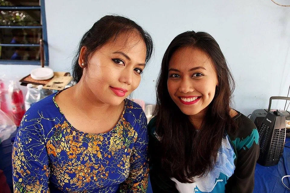 SOKONGAN IBU: Cik Liyana (kanan), bersama ibunya, Cik Noor Hasnah Adam, antara penulis muda yang mula mengukir nama dalam bidang puisi dan karyanya pernah diketengahkan sempena Pesta Penulis Singapura 2016. - Foto ihsan NOOR HASNAH ADAM