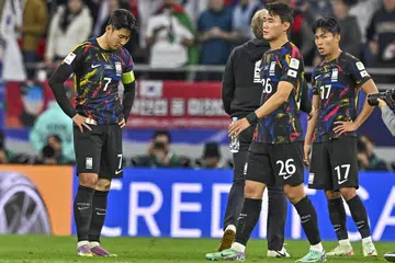 Kapten dan penyerang Korea Selatan, Son Heung Min (kiri) kelihatan kecewa apabila pasukan mereka ditewaskan Jordan 2-0. 