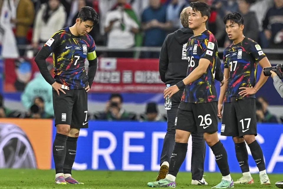 Kapten dan penyerang Korea Selatan, Son Heung Min (kiri) kelihatan kecewa apabila pasukan mereka ditewaskan Jordan 2-0. 