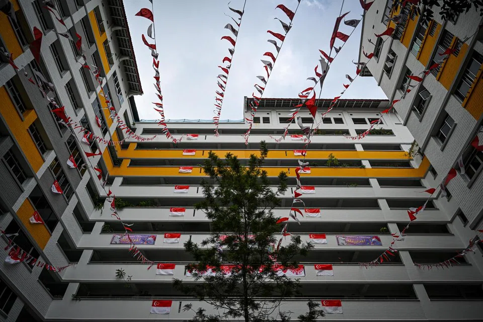 PERTANDINGAN HIASAN BLOK: Jawatankuasa Penduduk (RC) Zon 10 Yew Tee menghias Blok 621 Choa Chu Kang Street 62 dengan bendera dan sepanduk bagi Pertandingan Hiasan Blok Hari Kebangsaan Yew Tee 2023 anjuran Yew Tee CCC.