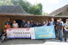 Antara jemaah peserta Wisata Korban 2023, yang berpeluang berkunjung ke rumah desa Yogyakarta, Indonesia, untuk menyerahkan daging korban dan menyaksikan keadaan kehidupan di sana yang serba kekurangan. 