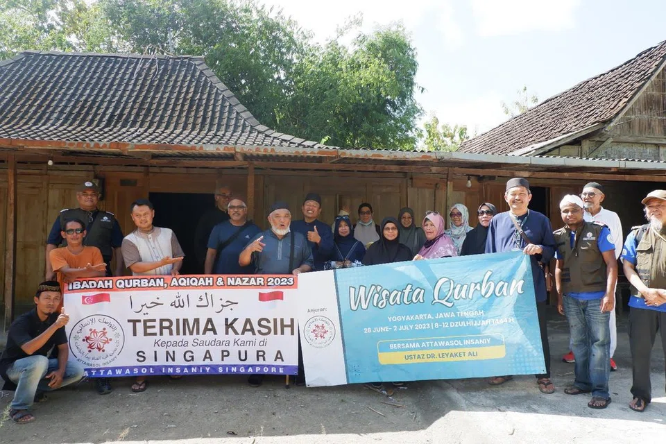 Antara jemaah peserta Wisata Korban 2023, yang berpeluang berkunjung ke rumah desa Yogyakarta, Indonesia, untuk menyerahkan daging korban dan menyaksikan keadaan kehidupan di sana yang serba kekurangan. 