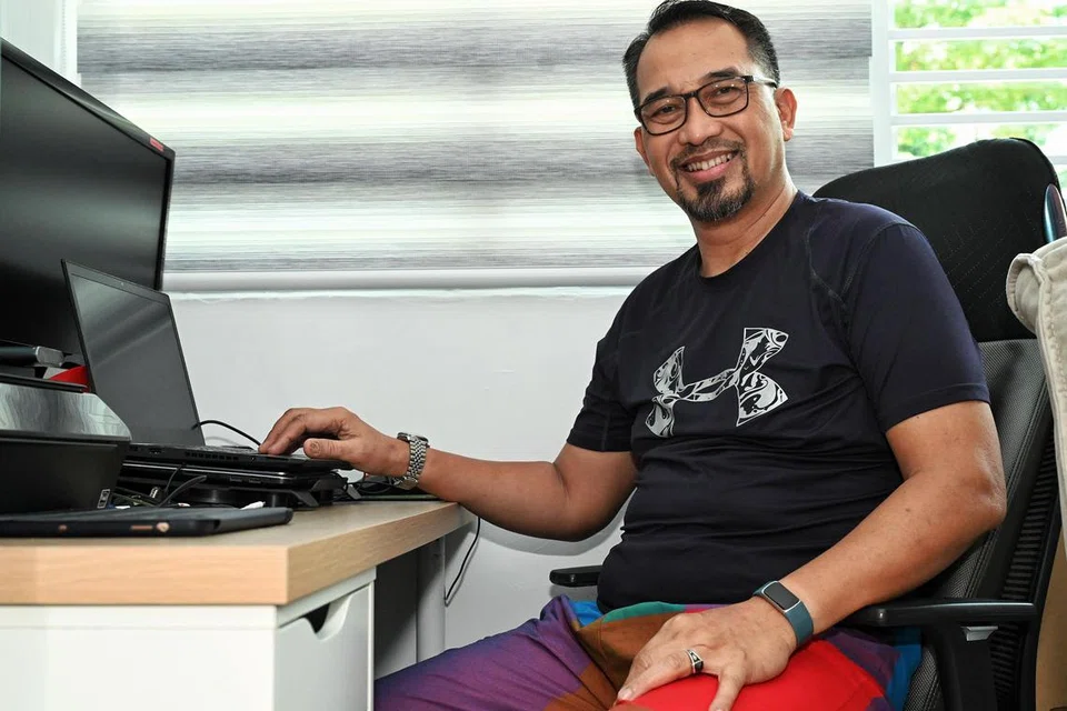 SOKONGAN TAMBAHAN: Encik Jumahat Sanluan menghargai bantuan pemerintah seperti Pakej Majulah dalam usahanya untuk menjaga keluarga dan persaraannya kelak