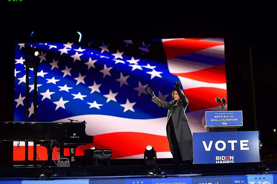 BEKERJASAMA PIKAT PENGUNDI: Encik Biden dan calon naib presidennya, Cik Kamala Harris (gambar atas), masing-masing terus menemui pengundi di Pittsburgh dan Philadelphia, di Pennsylvania.