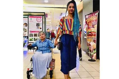 IBU PENAWAR DUKA: Penyanyi dan penggubah lagu MimiFly (kanan) meraih kekuatan dengan melihat kesungguhan ibunya, Cik Ramlah Mohd Jali, yang dilahirkan tanpa kaki tetapi cekal berdikari. - Foto KELUARGA ONLINE
