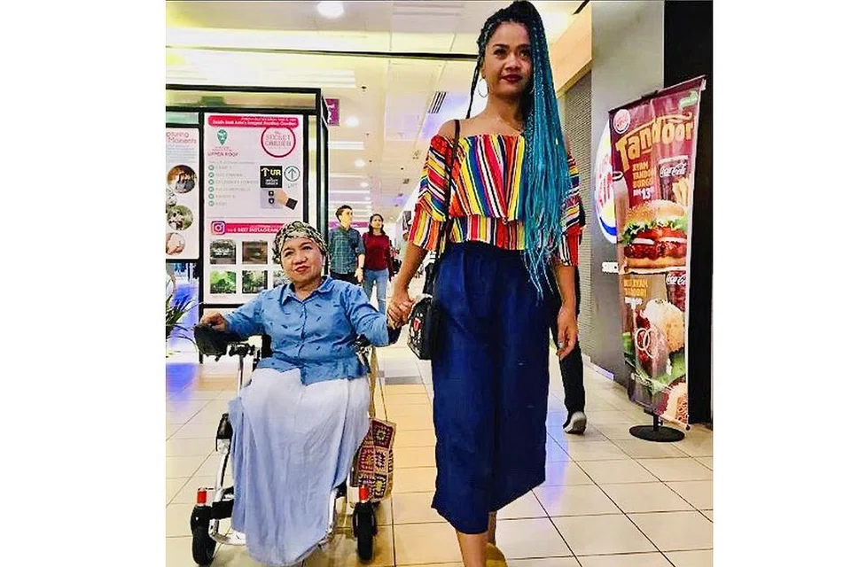 IBU PENAWAR DUKA: Penyanyi dan penggubah lagu MimiFly (kanan) meraih kekuatan dengan melihat kesungguhan ibunya, Cik Ramlah Mohd Jali, yang dilahirkan tanpa kaki tetapi cekal berdikari. - Foto KELUARGA ONLINE