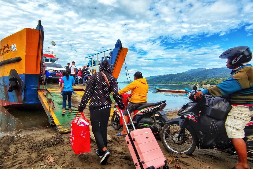 Kementerian Perhubungan Indonesia turut mengatur pergerakan pengangkutan orang awam dan barangan di pelabuhan khususnya di empat pelabuhan penyeberangan utama iaitu Pelabuhan Merak, Bakauheni, Ketapang dan Gilimanuk.