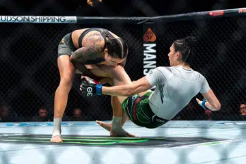 AMAT HEBAT: Amanda Nunes (kiri) bertarung hebat sehingga mampu menundukkan lawan terakhirnya, Irene Aldana, semasa pertandingan UFC 289 t pada Sabtu.
