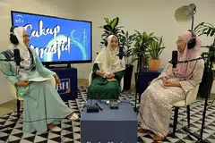 TREND DAGING: Ustazah Nur Hidayah Azman (tengah) dan Ustazah Nursyahiirah Ismail (kanan) semasa rakaman podcast bersama hos Cakap Masjid, koresponden BH, Cik Shahida Sarhid. - Foto BH oleh NUR HUMAIRA SAJAT