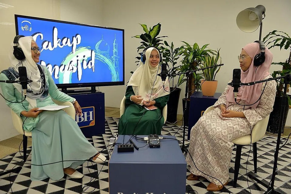 TREND DAGING: Ustazah Nur Hidayah Azman (tengah) dan Ustazah Nursyahiirah Ismail (kanan) semasa rakaman podcast bersama hos Cakap Masjid, koresponden BH, Cik Shahida Sarhid. - Foto BH oleh NUR HUMAIRA SAJAT