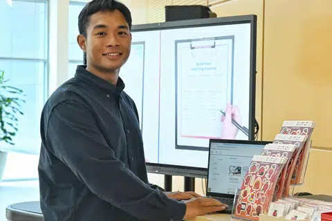 Minat anggota bomba dan juruteknik perubatan kecemasan (EMT), Encik Muhammad Naim Zahari, terhadap teknologi, termasuk kecerdasan buatan (AI), mendorongnya menyertai beberapa pertandingan berkaitan teknologi, yang menyaksikannya meraih tempat pertama.