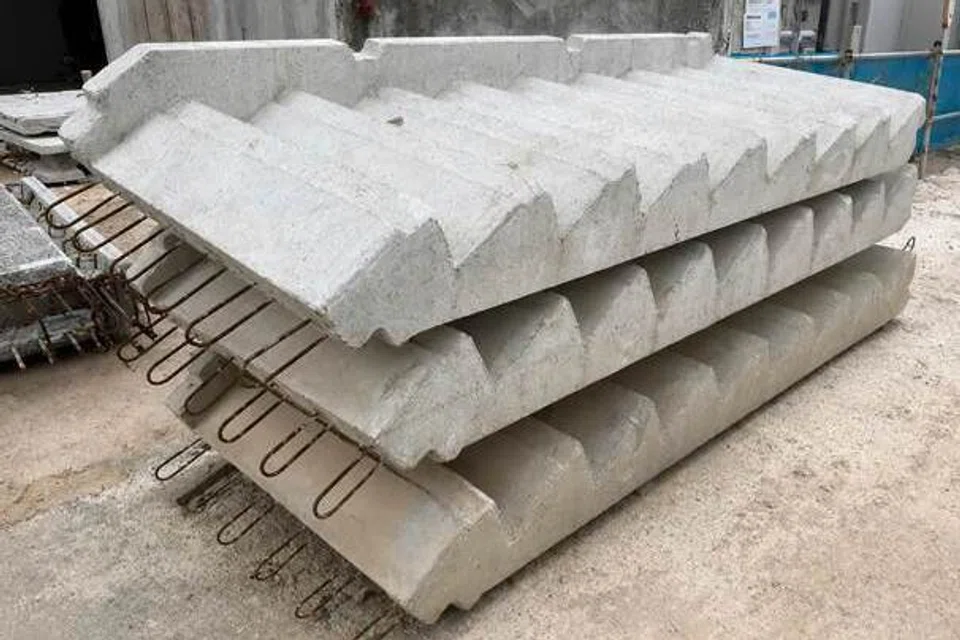 Komponen tangga pratuang di bawah Katalog Komponen Pratuang Dipertingkat atau Enhanced Precast Component Catalogue (EPCC), yang boleh didapati mulai 28 September bagi kontraktor yang menyertai tender mulai Disember 2026.
