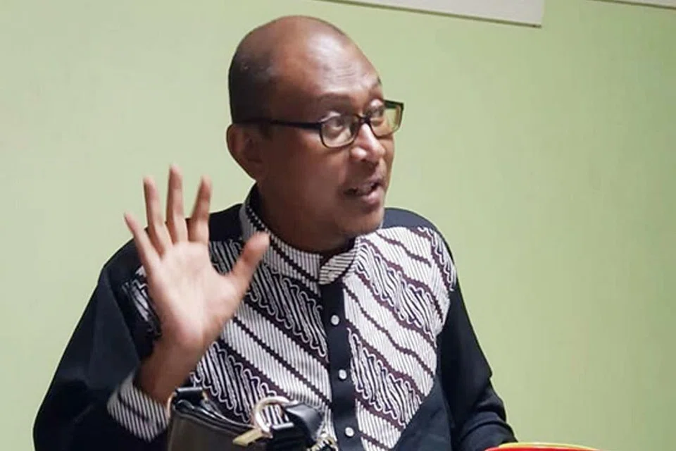 BERPULANG: Pelopor seni dikir barat di Singapura yang juga guru Bahasa Melayu, Encik Zaidy Nandir, juga penggubah dan penulis lirik lagu popular Cenderawasih. Beliau meninggal dunia semalam akibat barah. - Foto ihsan DZAINON NANDIR