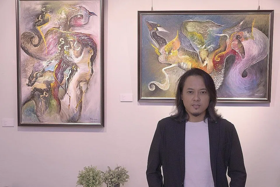 ILHAM 'CAKAR LANGIT': Penyanyi dan penggubah lagu tempatan, T.zi meluangkan masa melukis dan mempamerkan beberapa kerja seni sebagai sumbangan pada landskap seni visual di Singapura. - Foto STUDIOS HAZELBAYU