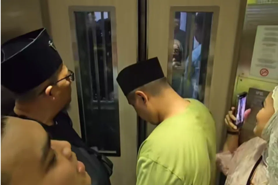 Cik Nurliyana Samad dan sembilan lagi ahli keluarga terperangkap di dalam lif ketika ingin mengunjungi rumah seterusnya untuk beraya.