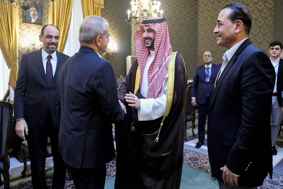Presiden Iran, Encik Masoud Pezeshkian (tengah, kiri), bersalaman dengan Menteri Pertahanan Arab Saudi, Putera Khalid bin Salman Al-Saud, selepas pertemuan bersama Ketua Tentera Pakistan dan Ketua Perisikan Turkey di Teheran pada 26 Oktober. Rundingan antara Iran dengan tiga negara anggota Pakatan Makkah itu bertujuan membincangkan keselamatan serantau dan usaha meredakan ketegangan ketika konflik di Timur Tengah masih berlarutan.