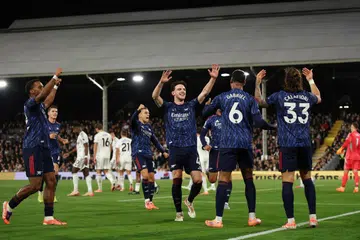 Pemain tengah Arsenal, Declan Rice (tiga dari kanan), meraikan gol bersama rakan sepasukannya. Keteguhan Arsenal dari segi pertahanan menjadi antara sebab utama mereka kini mendahului Liga Perdana England (EPL) selepas sembilan perlawanan.