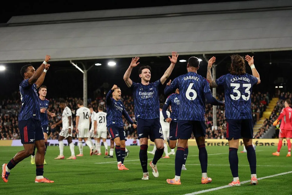Pemain tengah Arsenal, Declan Rice (tiga dari kanan), meraikan gol bersama rakan sepasukannya. Keteguhan Arsenal dari segi pertahanan menjadi antara sebab utama mereka kini mendahului Liga Perdana England (EPL) selepas sembilan perlawanan.