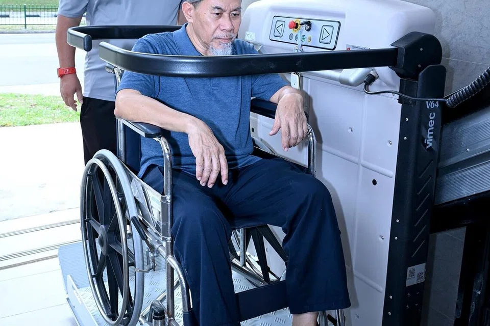 Bagi memudahkan anggota jemaah yang berkerusi roda, terdapat kemudahan terkini yang membolehkan mereka bergerak dengan selesa di Masjid Darul Makmur.