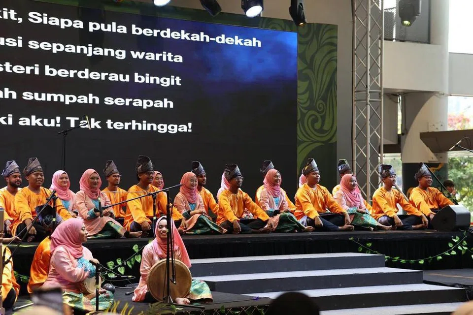 TERAPKAN KISAH DALAM PERSEMBAHAN: Persembahan dikir barat Kumpulan Pak Pandir terdiri daripada pelajar Institut Pendidikan Teknikal (ITE), Politeknik Ngee Ann (NP), Universiti Nasional Singapura (NUS), Universiti Teknologi Nanyang (NTU), Politeknik Nanyang (NYP), Institut Teknologi Singapura (SIT), Politeknik Singapura (SP) dan Politeknik Temasek (TP). Persembahan tersebut turut diserapkan dengan lirik yang mengisahkan tentang watak Pak Pandir. 