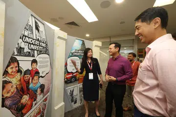 Menteri Negara Kanan (Pertahanan merangkap Tenaga Manusia), Encik Zaqy Mohamed (tengah), melihat pameran Pertahanan Mutlak di Konvensyen Pertahanan Mutlak yang diadakan di Rumah Alumni Yayasan Shaw pada 25 April.
