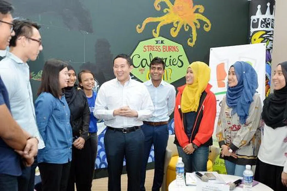 BERTUKAR DAN BERKONGSI PENDAPAT: Encik Amrin (lima dari kanan) bersama para pelajar dari SIT dan SP mengupas isu-isu semasa yang menjejas Singapura seperti terrorisme, perumahan dan pekerjaan di sesi dialog anjuran REACH. - Foto M.O. SALLEH