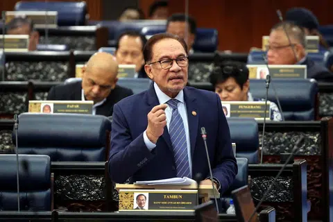 TAMBAH BAIK: Datuk Seri Anwar Ibrahim berkata projek rintis Pusat Pemindahan Kekal Bencana (PPKB) di sembilan negeri adalah antara langkah pengurusan bencana banjir yang ditambah baik. 