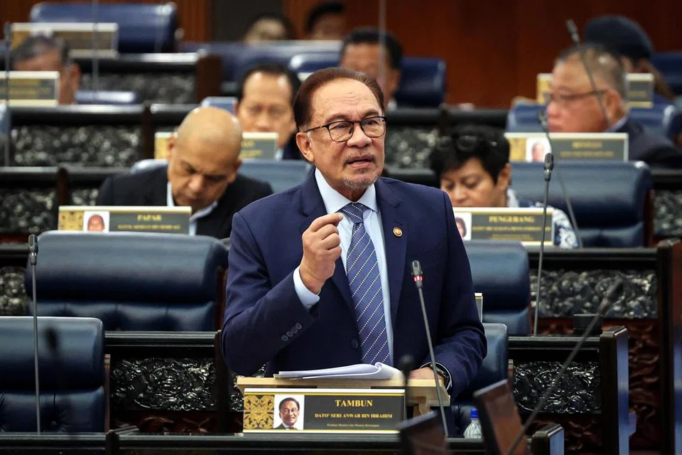 TAMBAH BAIK: Datuk Seri Anwar Ibrahim berkata projek rintis Pusat Pemindahan Kekal Bencana (PPKB) di sembilan negeri adalah antara langkah pengurusan bencana banjir yang ditambah baik. 