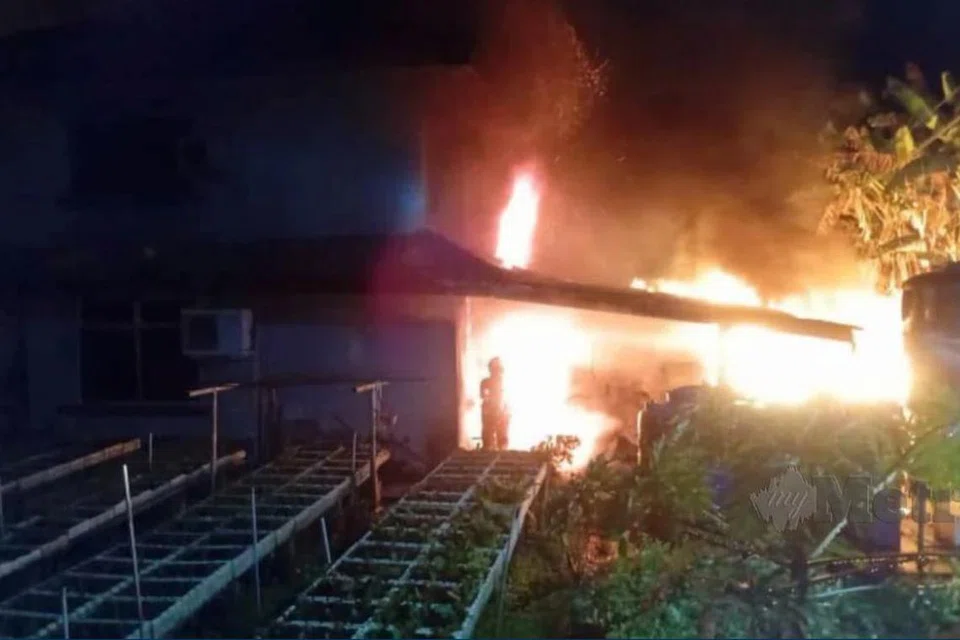 Kebakaran rumah pada awal pagi di Labuan menyebabkan seorang warga emas berusia 65 tahun dan dua cucunya berusia lapan dan 11 tahun rentung, manakala dua lagi kanak-kanak berusia 12 dan 13 tahun cedera.  