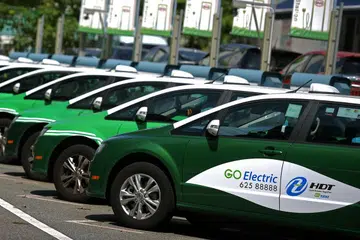 KENDALI E-TEKSI: Syarikat HDT Singapore Taxi diberi lesen penuh mengendalikan sekurang-kurang 800 teksi elektrik. - Foto fail