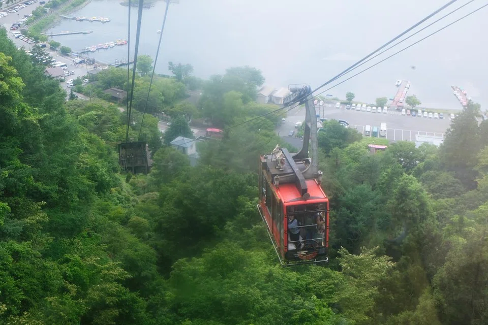 PEMANDANGAN INDAH: Sambil menaiki kereta kabel, anda juga boleh merakam foto indah termasuk panorama Gunung Fuji.