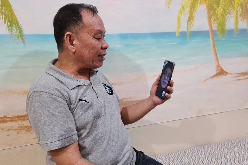 JAGA DUA RUMAH: Pemilik rumah teres di Nusa Jaya, JB, Encik Abdul Rahmat Ab Mulok (gambar atas), turut mempunyai flat di Ang Mo Kio. Bagi melepaskan rindu, beliau menghubungi isterinya setiap hari melalui panggilan video. - Foto-foto ihsan ABDUL RAHMAT AB MULOK