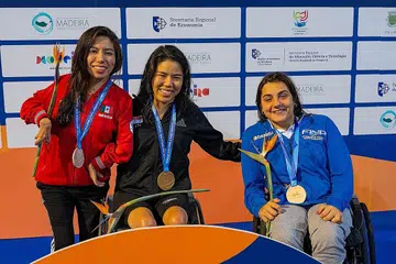 UNGGUL: Pemenang pingat emas, Yip Pin Xiu (tengah), bergambar dengan pemenang perak, Fabiola Ramirez Martinez dari Mexico (kiri) dan pemenang gangsa Angela Procida dari Italy selepas menerima pingat masing-masing. - Foto SDSC