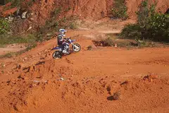 TAHAN LASAK: Iszrulmas Adam Barts Putra Iskandarmas (gambar atas) sudah mula bermain motosikal ketika usia enam tahun lagi dan tahun ini apabila mencecah usia lapan tahun, dia memasuki perlumbaan motosikal pertamanya di Pontian, Malaysia. - Foto-foto ihsan ISKANDARMAS SOFIUDIN