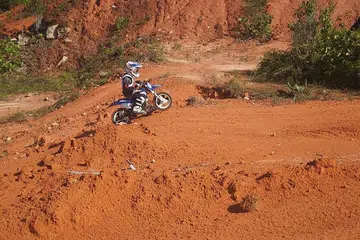 TAHAN LASAK: Iszrulmas Adam Barts Putra Iskandarmas (gambar atas) sudah mula bermain motosikal ketika usia enam tahun lagi dan tahun ini apabila mencecah usia lapan tahun, dia memasuki perlumbaan motosikal pertamanya di Pontian, Malaysia. - Foto-foto ihsan ISKANDARMAS SOFIUDIN
