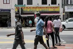 PERGERAKAN YANG DIKAWAL: Sebagai permulaan, pekerja dari dormitori yang dipilih boleh mengunjungi Little India pada Rabu, Sabtu dan Ahad selama enam jam. - Foto BH oleh WALLACE WOON