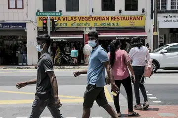PERGERAKAN YANG DIKAWAL: Sebagai permulaan, pekerja dari dormitori yang dipilih boleh mengunjungi Little India pada Rabu, Sabtu dan Ahad selama enam jam. - Foto BH oleh WALLACE WOON