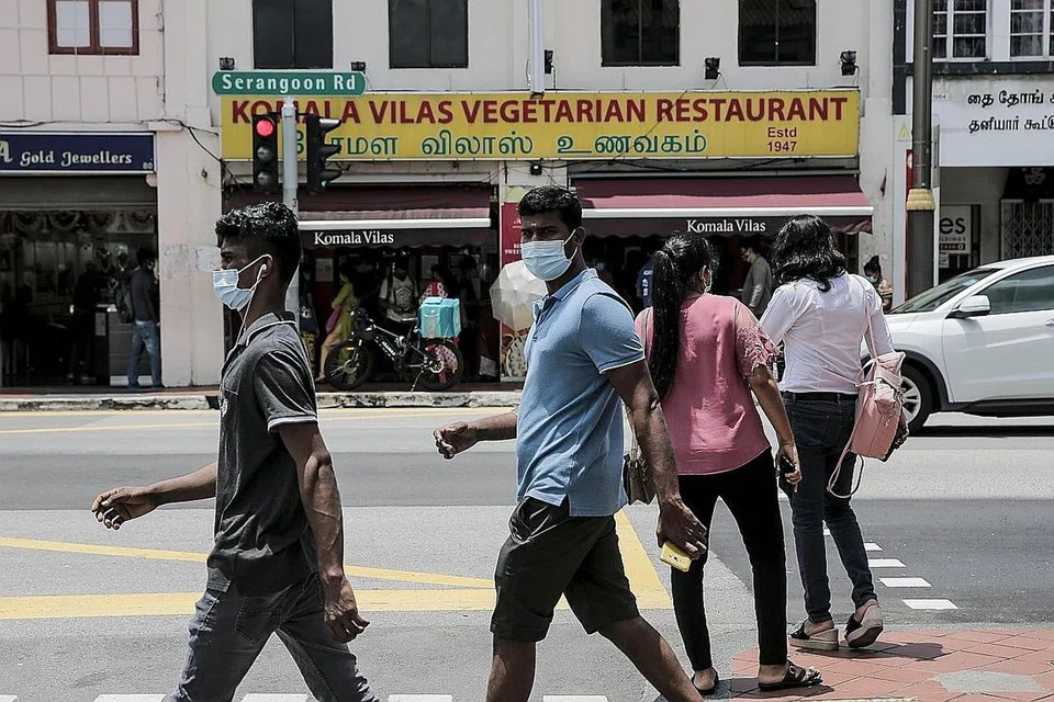 PERGERAKAN YANG DIKAWAL: Sebagai permulaan, pekerja dari dormitori yang dipilih boleh mengunjungi Little India pada Rabu, Sabtu dan Ahad selama enam jam. - Foto BH oleh WALLACE WOON