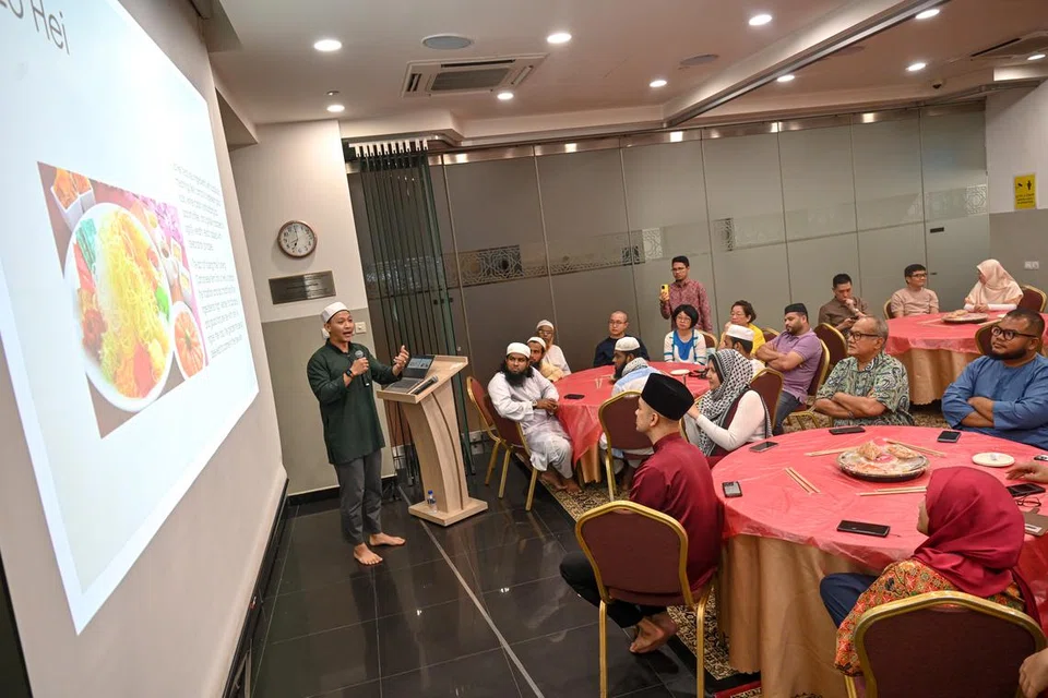 Para hadirin mendengar taklimat mengenai amalan budaya kaum Cina semasa menyambut Tahun Baru Cina. 