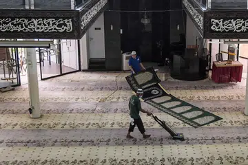 BUAT PERSIAPAN: Sukarelawan dan kakitangan Masjid Darul Makmur membersihkan ruang solat sebagai persiapan menjelang Ramadan. - Foto BH oleh SHAFIQ APANDI